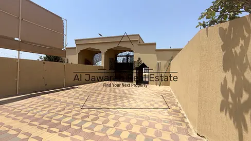 فيلا مميزه 5 غرف مع حوش كبير \النيفه\ أم القيوين