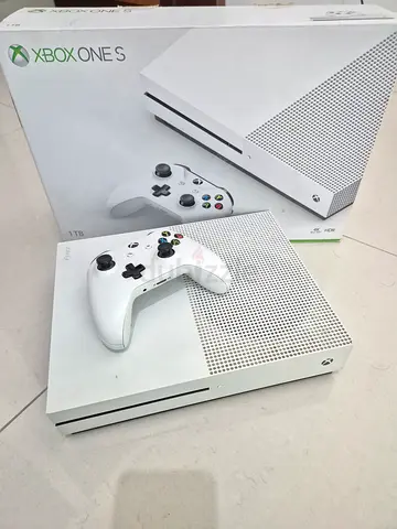 White Xbox One S 1TB Console with Controller - light usage