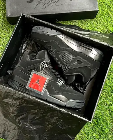 Black Air Jordan 4 Retro sneakers - size available (gently used)