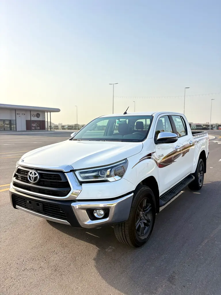 Toyota Hilux 2021 — photo 1 of 15