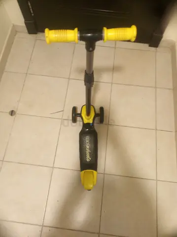 Kids three-wheel scooter, adjustable handle, good condition