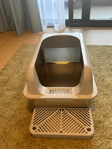 Large Covered Cat Litter Box with Built-in Ramp and shovel - excellent Condition