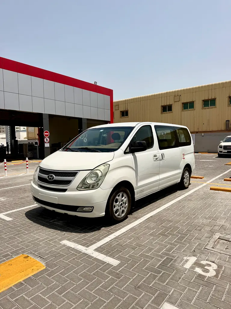 Hyundai H1 2012 — photo 1 of 12