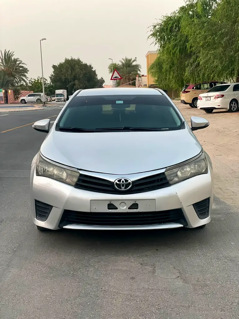 Toyota Corolla 2014 — photo 1 of 10