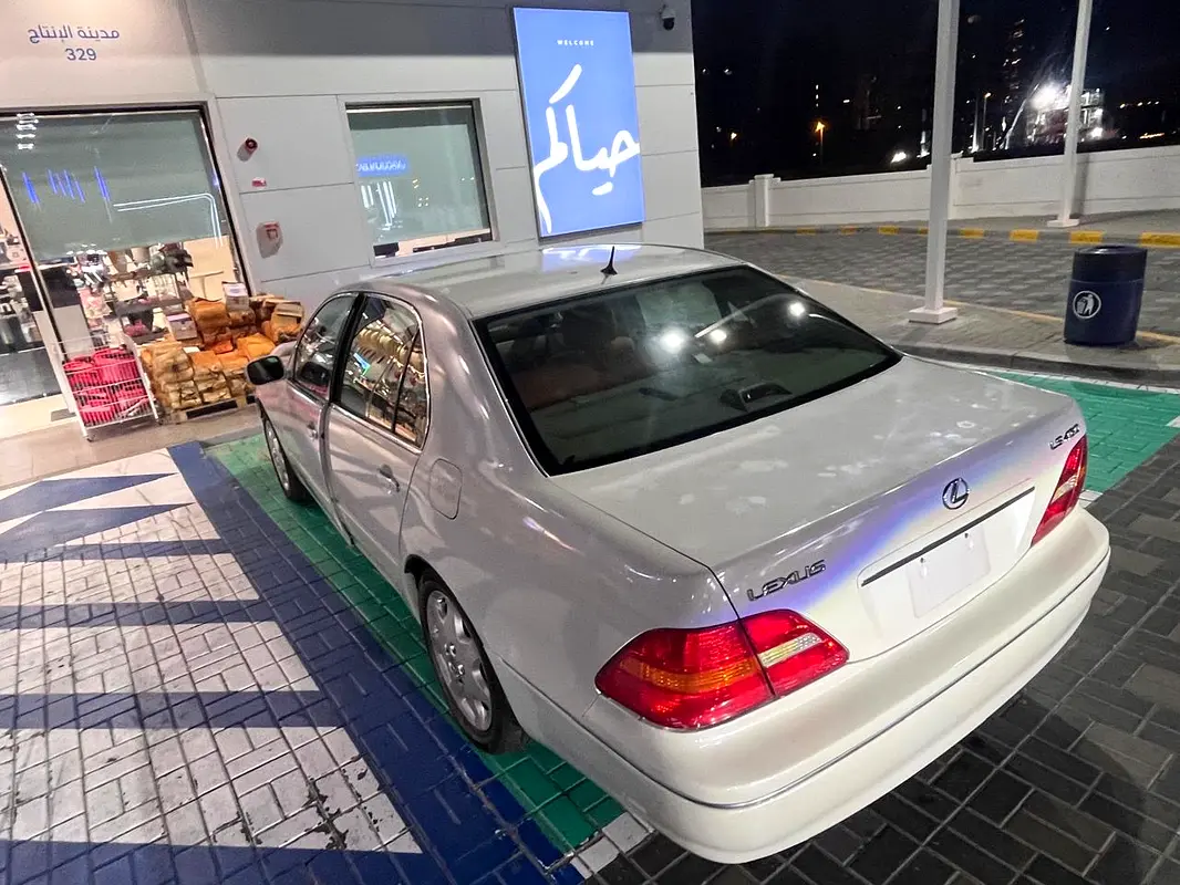 Lexus LS-Series 2002 — photo 1 of 19