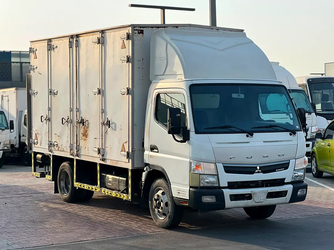 Mitsubishi Canter 2022 — photo 1 of 14