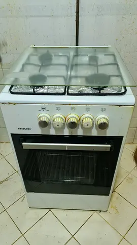 Used freestanding gas cooker with oven and glass lid - good working condition