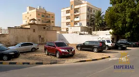 Residential investment plot on the corner of two streets (G+3), freehold and in a prime location