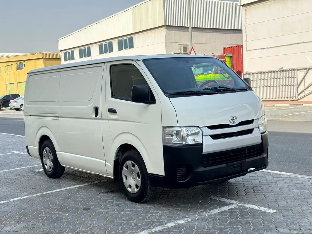 Toyota Hiace 2017 — photo 1 of 9