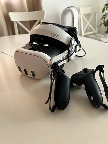 Meta quest 3 512GB with battery strap and controller grips