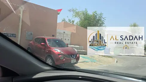 Corner house for sale in Umm Khanoor, with 4 rooms, a living room, a majlis, and a kitchen. Area: 2500 sq m. Currently rented for 40,000. Asking price: 600,000.