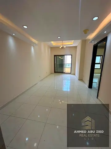 شقة غرفة وصالة فاخرة للإيجار السنوي في أبراج مدينة الإمارات عجمان - تشمل غرفة خادمة و2 حمام على شارع الشيخ محمد بن زايد