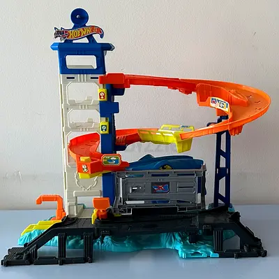 Hot Wheels Track Set and 1:64 Scale Toy Car, City Shark Escape, Multi-Level Playset