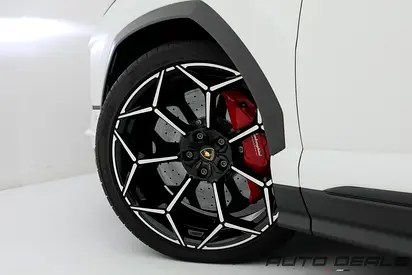2024 Lamborghini URUS thumbnail 10