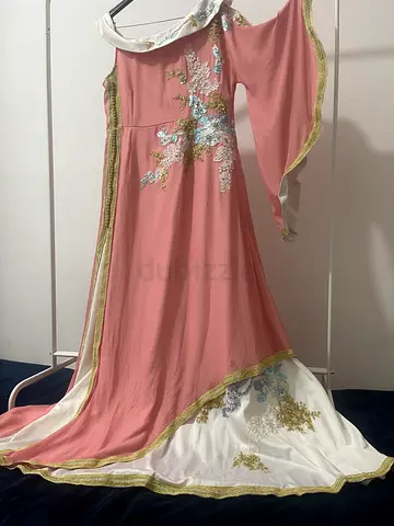 فستان نسائي فخم و مذهل جدا مناسب للحفلات و السهرات