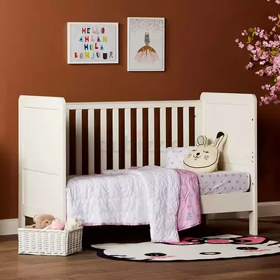 White Toddler Bed / Convertible Crib in Good Condition