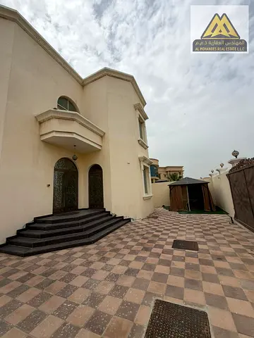 رحابة السكن ورفاهية الموقع – فيلا فاخرة للإيجار السنوي في منطقة الرقايب 5 غرف نوم، مجلس فخم، غرفة خادمة، وغرفة غسيل مع حوش واسع في أرقى المواقع