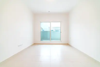 PRIME LOCATION NEAR METRO STATION | SPACIOUS APARTMEN