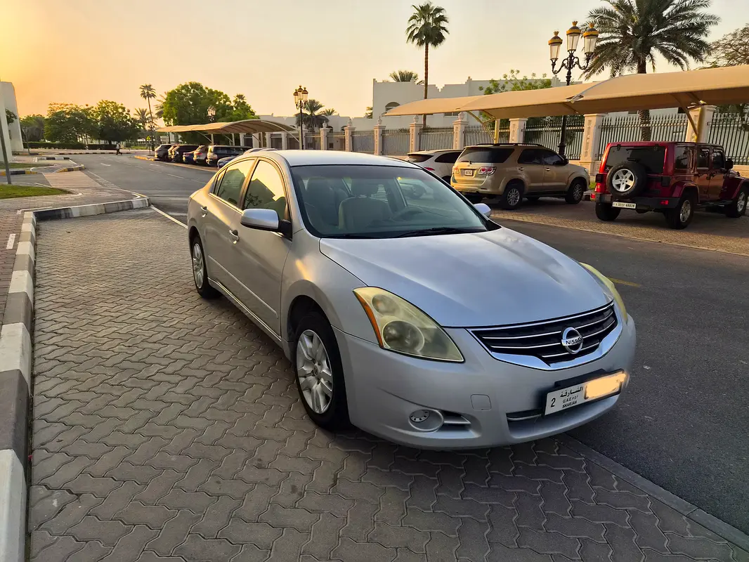 Nissan Altima 2011 — photo 1 of 11