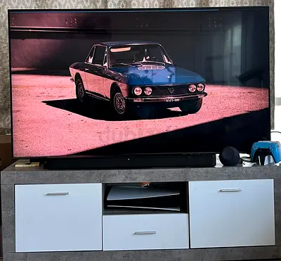 Samsung 65 inch QLED Smart TV in excellent condition (works perfectly)