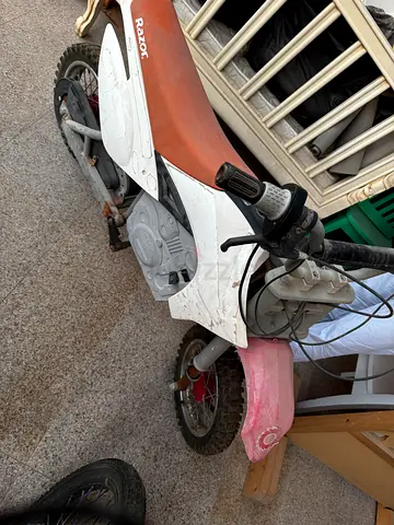 Razor kids electric/pedal dirt bike - needs repair, parts included
