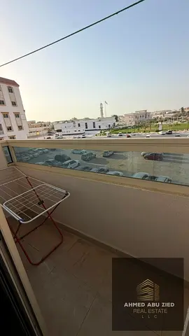 فرصة ذهبية للايجار السنوي ارخص واحلي شقة غرفة وصالة مع بلكونة باطلالة مفتوحة بمنطقة الجرف 2 قريبة من الخدمات وسهلة المخرج للشارقة ودبي