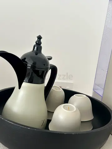 Arabic coffee pot (Dallah) with 4 small cups - used, good condition with capsules