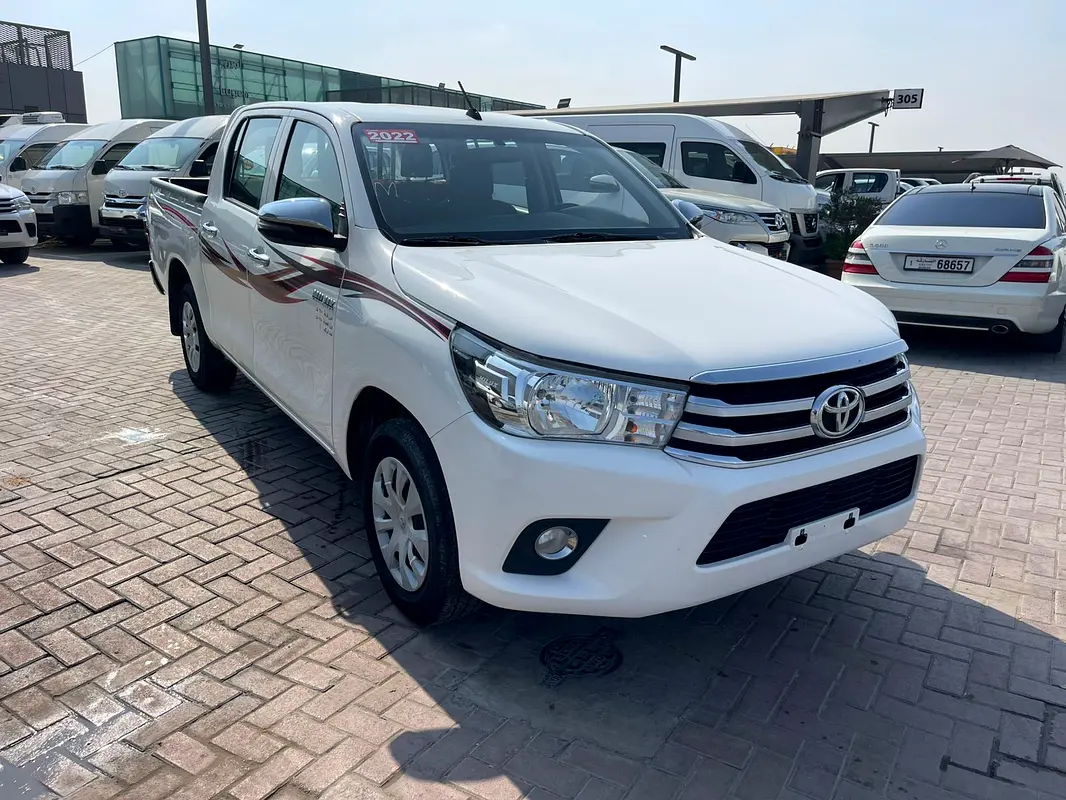 Toyota Hilux 2022 — photo 1 of 11