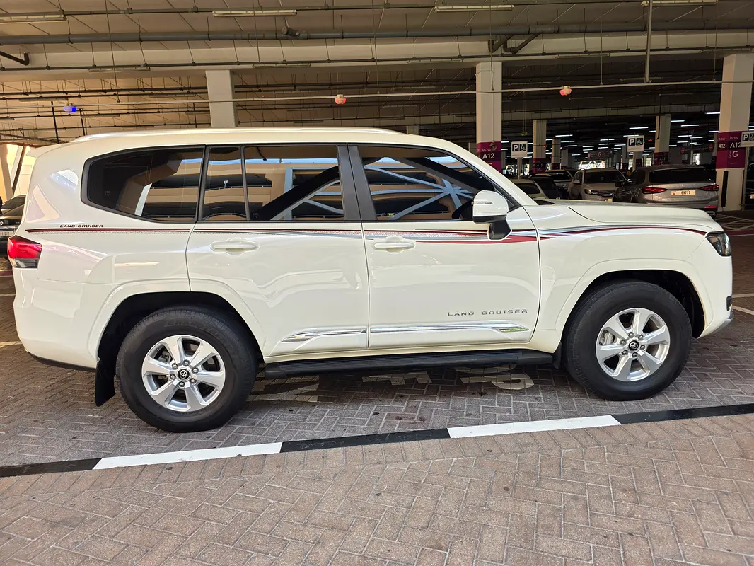 Toyota Land Cruiser 2023 — photo 1 of 19