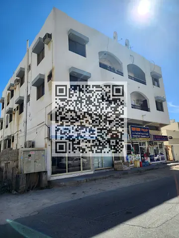 بنايه سكنيه تحاريه بالرميله بالقرب من البحر