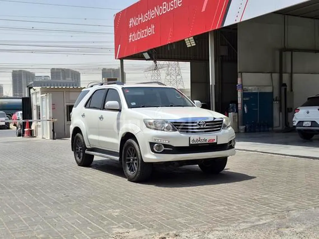 Toyota Fortuner 2015 — photo 1 of 12