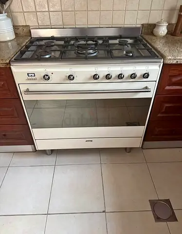 Smeg top gas oven electric cooker 90 by 60 cm latest model like new condition perfect