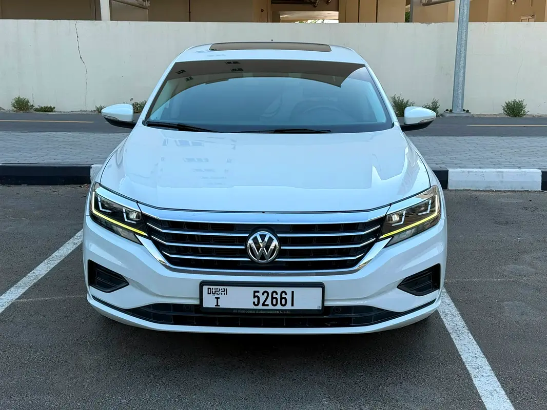 Volkswagen Passat 2020 — photo 1 of 15
