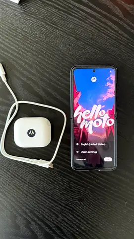 Motorola Razr 60 5G (flip fold) - perfect condition only 5 months old