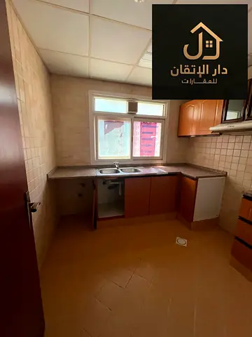 فرصة ذهبية للإيجار شقة غرفه وصاله منطقه البوطينه موقع حيوي وقريب من جميع الخدمات