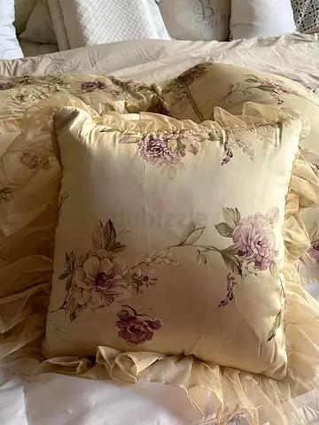 Queen size duvet with 2 matching pillows and 1 cute cushion