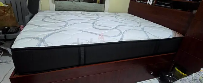 Queen size mattress in good condition - firm comfort