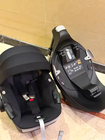 Maxicosi car seat with rotating base