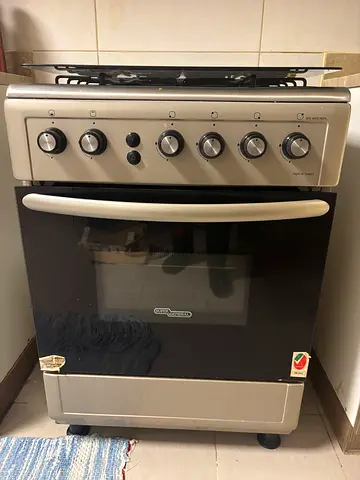 Used freestanding gas cooker with oven - good working condition