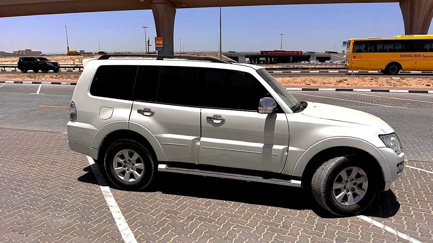 Mitsubishi Pajero 2017 — photo 1 of 14