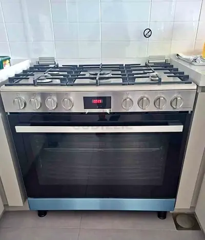 Bosch Series 6 or Series 8 freestanding gas cooker, featuring five burners and a stainless steel fin