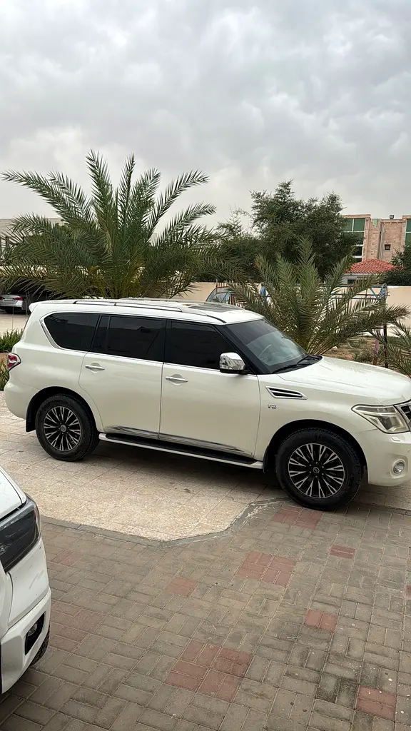 Nissan Patrol 2014 — photo 1 of 3