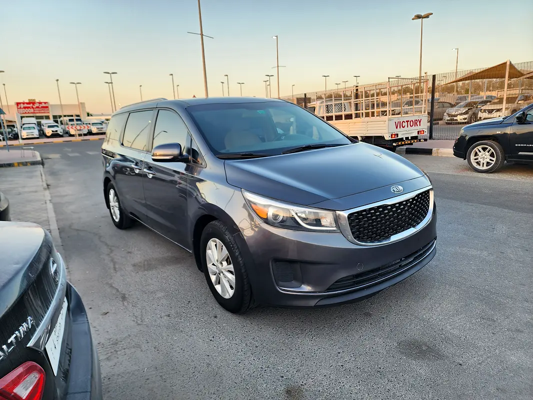 Kia Sedona 2015 — photo 1 of 13