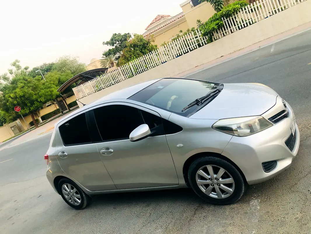 Toyota Yaris 2013 — photo 1 of 14