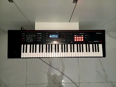 Roland XPS-30 61-Key Synthesizer Keyboard - Good Working Condition