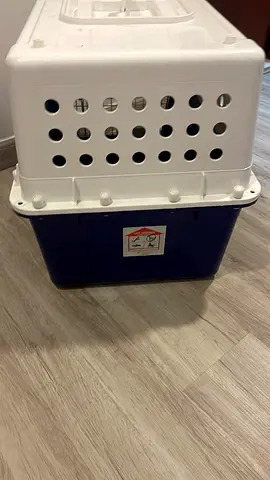 Hard shell pet travel carrier with handle