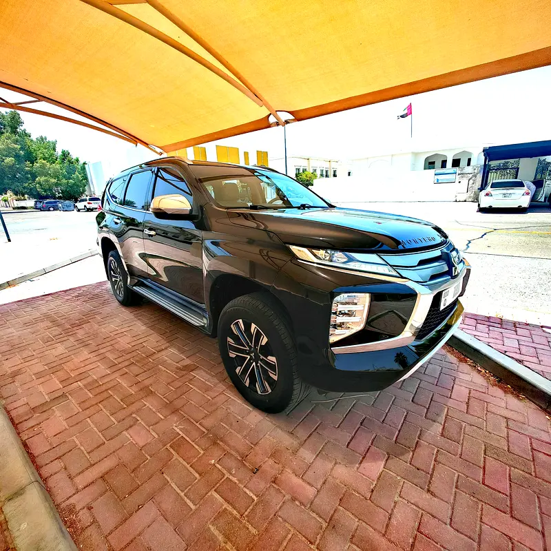 Mitsubishi Montero Sport 2023 — photo 1 of 10