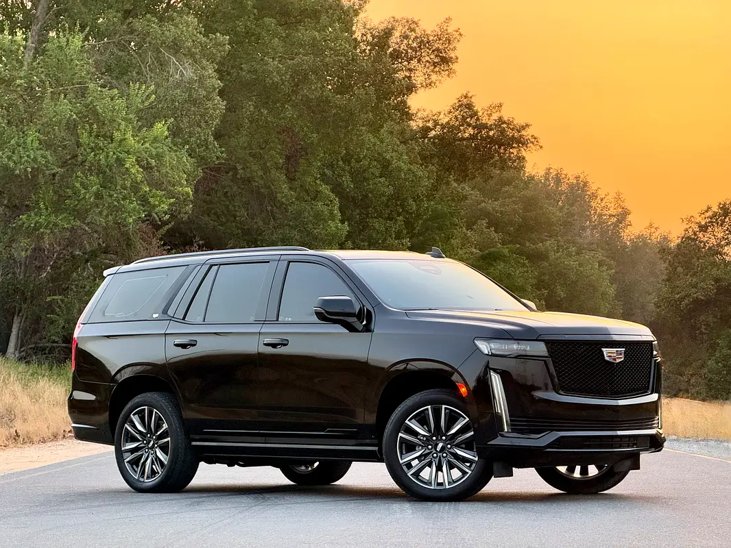 Cadillac Escalade 2023 — photo 1 of 20