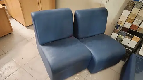 Leather waiting chair and table for visitors ! Cheap !