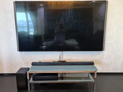 80 LG Monitor with Samsung High end Sound bar and TV rack glass-chrome - excellent condition